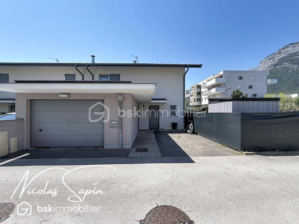 Varces allières et risset avec Nicolas SAPIN(ei): À découvrir sans tarder : cette belle maison de 2014, située à deux pas des écoles, collège et du centre du village.

✨ Les atouts de ce bien :
	•	Terrain clos de 286 m² avec piscine chauffée 
	•	Grande pièce de vie lumineuse de 46m2 donnant accès direct à la terrasse et au jardin
	•	Cuisine moderne ouverte sur le séjour 
	•	Garage spacieux de 25 m² avec porte motorisée et une place de parking privée devant la maison.
	•	Buanderie et toilettes séparées au rez-de-chaussée

🛏 Côté nuit :
	•	4 chambres avec placards à l’étage
	•	Salle de bain familiale avec douche et toilette

📍 Localisation idéale :
	•	Collège de Varces et écoles élémentaires et primaires accessible à pied
	•	Centre du village à quelques minutes à pied : commerces, restaurants, commodités, transports

👉 Une maison récente, parfaitement entretenue, sans travaux à prévoir. Idéale pour une famille qui souhaite profiter du confort moderne, d’un extérieur avec piscine et d’une vie de village.