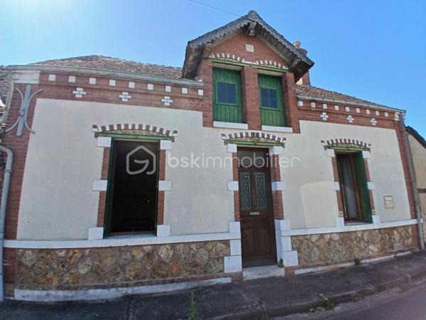 Au coeur du village solognot de Cerdon, dans une rue calme, proche des commerces, cette maison avec sa jolie façade est aménafée entièrement de plain-pied et dispose d'un joli jardin à l'arrière. Venez découvrir sa pièce de vie traversante avec un espace salon/cheminée, un coin repas et une cuisine ouverte permettant l'accès à la terrasse et au jardin, 3 chambres spacieuses , un wc séparé et une salle d'eau. Le grenier aménageable ajoute un véritable potentiel pour créer plusieurs chambres et pièce d'eau. Le dégagement permet l'accès direct avec le garage. Le jardin dispose d'une terrasse, de 2 puits, d'un accès à la cave et d'une maisonnette servant de remise au fond du jardin. 
Cette maison charmante nécessite des travaux, les amoureux de la rénovation n'auront aucun mal à se projeter et à en deviner le potentiel, j'aurai un vrai plaisir à vous faire découvrir ce joli bien et son jardin buccolique