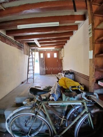 Au coeur du village solognot de Cerdon, dans une rue calme, proche des commerces, cette maison avec sa jolie façade est aménafée entièrement de plain-pied et dispose d'un joli jardin à l'arrière. Venez découvrir sa pièce de vie traversante avec un espace salon/cheminée, un coin repas et une cuisine ouverte permettant l'accès à la terrasse et au jardin, 3 chambres spacieuses , un wc séparé et une salle d'eau. Le grenier aménageable ajoute un véritable potentiel pour créer plusieurs chambres et pièce d'eau. Le dégagement permet l'accès direct avec le garage. Le jardin dispose d'une terrasse, de 2 puits, d'un accès à la cave et d'une maisonnette servant de remise au fond du jardin. 
Cette maison charmante nécessite des travaux, les amoureux de la rénovation n'auront aucun mal à se projeter et à en deviner le potentiel, j'aurai un vrai plaisir à vous faire découvrir ce joli bien et son jardin buccolique