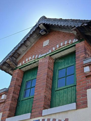 Au coeur du village solognot de Cerdon, dans une rue calme, proche des commerces, cette maison avec sa jolie façade est aménafée entièrement de plain-pied et dispose d'un joli jardin à l'arrière. Venez découvrir sa pièce de vie traversante avec un espace salon/cheminée, un coin repas et une cuisine ouverte permettant l'accès à la terrasse et au jardin, 3 chambres spacieuses , un wc séparé et une salle d'eau. Le grenier aménageable ajoute un véritable potentiel pour créer plusieurs chambres et pièce d'eau. Le dégagement permet l'accès direct avec le garage. Le jardin dispose d'une terrasse, de 2 puits, d'un accès à la cave et d'une maisonnette servant de remise au fond du jardin. 
Cette maison charmante nécessite des travaux, les amoureux de la rénovation n'auront aucun mal à se projeter et à en deviner le potentiel, j'aurai un vrai plaisir à vous faire découvrir ce joli bien et son jardin buccolique