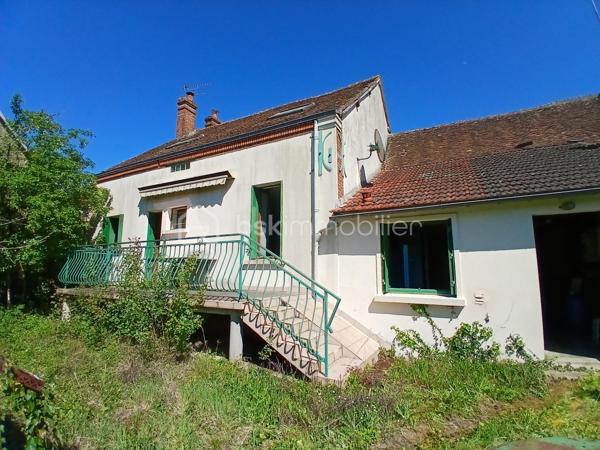 Au coeur du village solognot de Cerdon, dans une rue calme, proche des commerces, cette maison avec sa jolie façade est aménafée entièrement de plain-pied et dispose d'un joli jardin à l'arrière. Venez découvrir sa pièce de vie traversante avec un espace salon/cheminée, un coin repas et une cuisine ouverte permettant l'accès à la terrasse et au jardin, 3 chambres spacieuses , un wc séparé et une salle d'eau. Le grenier aménageable ajoute un véritable potentiel pour créer plusieurs chambres et pièce d'eau. Le dégagement permet l'accès direct avec le garage. Le jardin dispose d'une terrasse, de 2 puits, d'un accès à la cave et d'une maisonnette servant de remise au fond du jardin. 
Cette maison charmante nécessite des travaux, les amoureux de la rénovation n'auront aucun mal à se projeter et à en deviner le potentiel, j'aurai un vrai plaisir à vous faire découvrir ce joli bien et son jardin buccolique