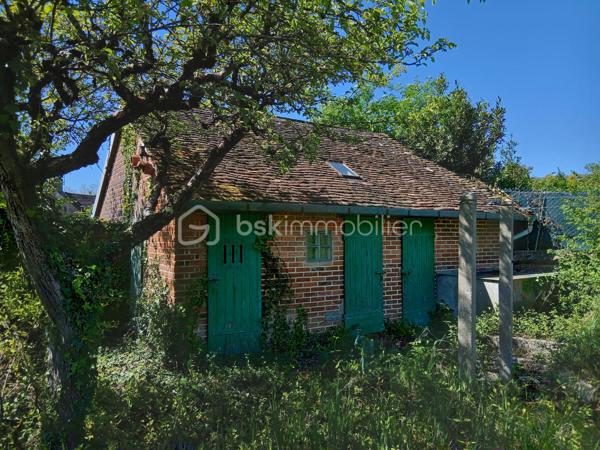 Au coeur du village solognot de Cerdon, dans une rue calme, proche des commerces, cette maison avec sa jolie façade est aménafée entièrement de plain-pied et dispose d'un joli jardin à l'arrière. Venez découvrir sa pièce de vie traversante avec un espace salon/cheminée, un coin repas et une cuisine ouverte permettant l'accès à la terrasse et au jardin, 3 chambres spacieuses , un wc séparé et une salle d'eau. Le grenier aménageable ajoute un véritable potentiel pour créer plusieurs chambres et pièce d'eau. Le dégagement permet l'accès direct avec le garage. Le jardin dispose d'une terrasse, de 2 puits, d'un accès à la cave et d'une maisonnette servant de remise au fond du jardin. 
Cette maison charmante nécessite des travaux, les amoureux de la rénovation n'auront aucun mal à se projeter et à en deviner le potentiel, j'aurai un vrai plaisir à vous faire découvrir ce joli bien et son jardin buccolique
