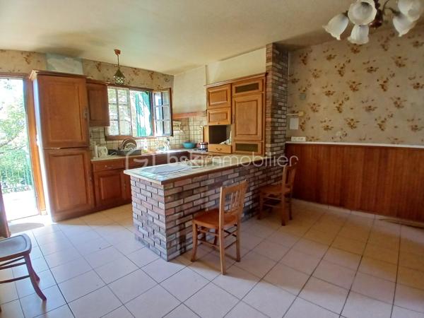 Au coeur du village solognot de Cerdon, dans une rue calme, proche des commerces, cette maison avec sa jolie façade est aménafée entièrement de plain-pied et dispose d'un joli jardin à l'arrière. Venez découvrir sa pièce de vie traversante avec un espace salon/cheminée, un coin repas et une cuisine ouverte permettant l'accès à la terrasse et au jardin, 3 chambres spacieuses , un wc séparé et une salle d'eau. Le grenier aménageable ajoute un véritable potentiel pour créer plusieurs chambres et pièce d'eau. Le dégagement permet l'accès direct avec le garage. Le jardin dispose d'une terrasse, de 2 puits, d'un accès à la cave et d'une maisonnette servant de remise au fond du jardin. 
Cette maison charmante nécessite des travaux, les amoureux de la rénovation n'auront aucun mal à se projeter et à en deviner le potentiel, j'aurai un vrai plaisir à vous faire découvrir ce joli bien et son jardin buccolique