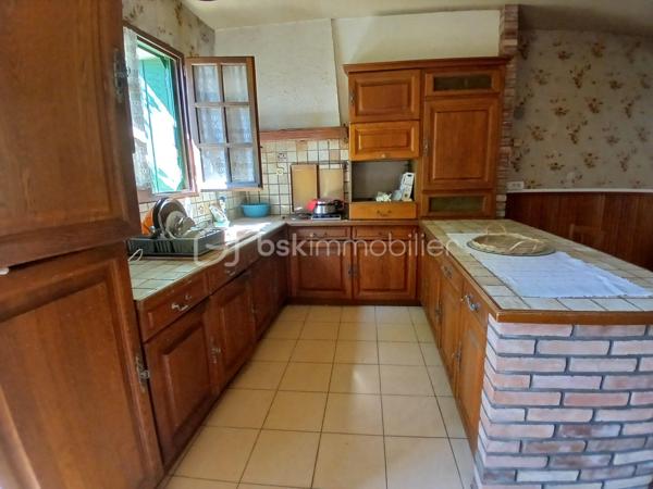 Au coeur du village solognot de Cerdon, dans une rue calme, proche des commerces, cette maison avec sa jolie façade est aménafée entièrement de plain-pied et dispose d'un joli jardin à l'arrière. Venez découvrir sa pièce de vie traversante avec un espace salon/cheminée, un coin repas et une cuisine ouverte permettant l'accès à la terrasse et au jardin, 3 chambres spacieuses , un wc séparé et une salle d'eau. Le grenier aménageable ajoute un véritable potentiel pour créer plusieurs chambres et pièce d'eau. Le dégagement permet l'accès direct avec le garage. Le jardin dispose d'une terrasse, de 2 puits, d'un accès à la cave et d'une maisonnette servant de remise au fond du jardin. 
Cette maison charmante nécessite des travaux, les amoureux de la rénovation n'auront aucun mal à se projeter et à en deviner le potentiel, j'aurai un vrai plaisir à vous faire découvrir ce joli bien et son jardin buccolique