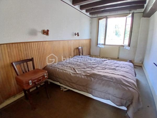 Au coeur du village solognot de Cerdon, dans une rue calme, proche des commerces, cette maison avec sa jolie façade est aménafée entièrement de plain-pied et dispose d'un joli jardin à l'arrière. Venez découvrir sa pièce de vie traversante avec un espace salon/cheminée, un coin repas et une cuisine ouverte permettant l'accès à la terrasse et au jardin, 3 chambres spacieuses , un wc séparé et une salle d'eau. Le grenier aménageable ajoute un véritable potentiel pour créer plusieurs chambres et pièce d'eau. Le dégagement permet l'accès direct avec le garage. Le jardin dispose d'une terrasse, de 2 puits, d'un accès à la cave et d'une maisonnette servant de remise au fond du jardin. 
Cette maison charmante nécessite des travaux, les amoureux de la rénovation n'auront aucun mal à se projeter et à en deviner le potentiel, j'aurai un vrai plaisir à vous faire découvrir ce joli bien et son jardin buccolique