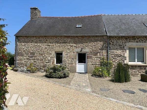 Maison type longère réhabilitée avec gout, grands espaces, au calme. 3 ch, grande pièce de vie.