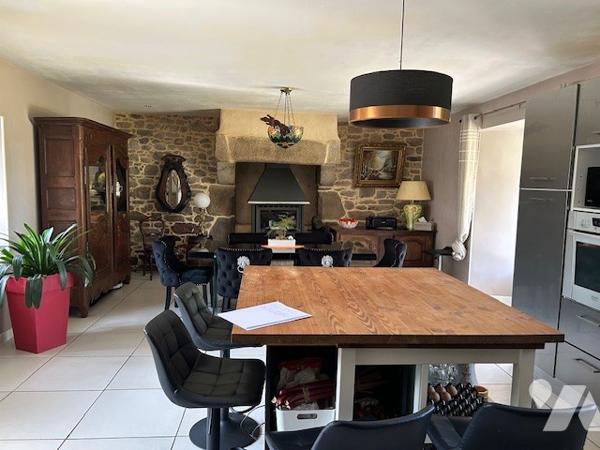 Maison type longère réhabilitée avec gout, grands espaces, au calme. 3 ch, grande pièce de vie.