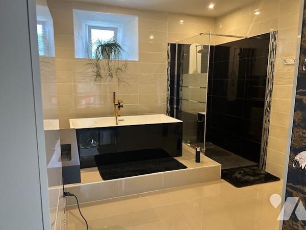 Maison type longère réhabilitée avec gout, grands espaces, au calme. 3 ch, grande pièce de vie.