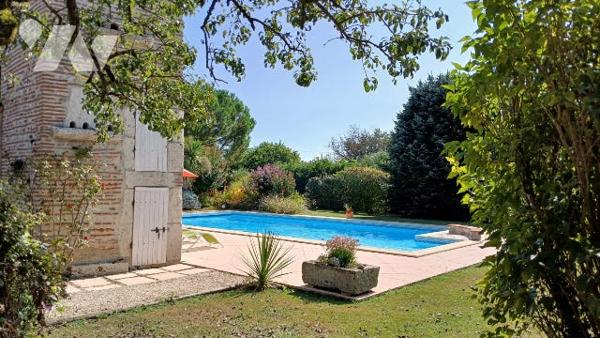 Rare sur le secteur ! Bel ensemble immobilier avec jardin clos, piscine, séchoir, pigeonnier...