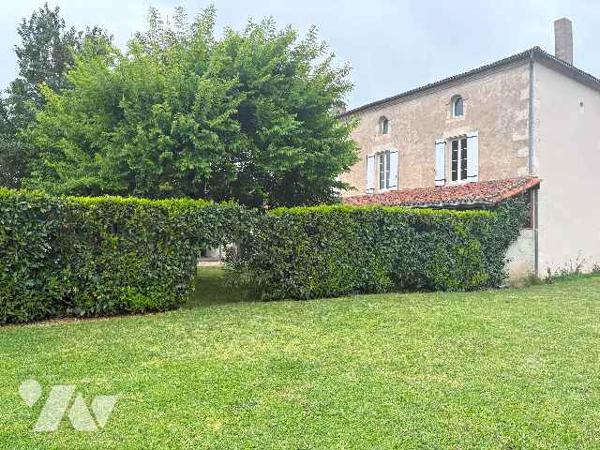 Rare sur le secteur ! Bel ensemble immobilier avec jardin clos, piscine, séchoir, pigeonnier...