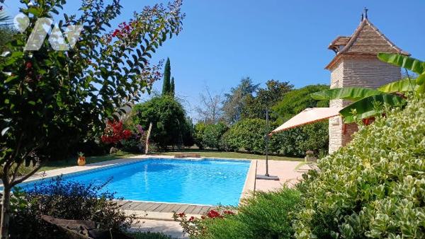 Rare sur le secteur ! Bel ensemble immobilier avec jardin clos, piscine, séchoir, pigeonnier...
