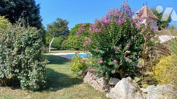Rare sur le secteur ! Bel ensemble immobilier avec jardin clos, piscine, séchoir, pigeonnier...