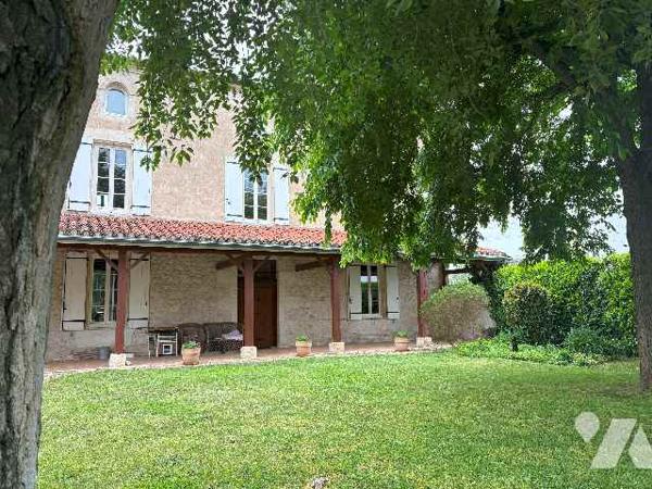 Rare sur le secteur ! Bel ensemble immobilier avec jardin clos, piscine, séchoir, pigeonnier...