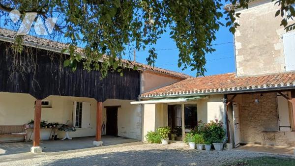 Rare sur le secteur ! Bel ensemble immobilier avec jardin clos, piscine, séchoir, pigeonnier...