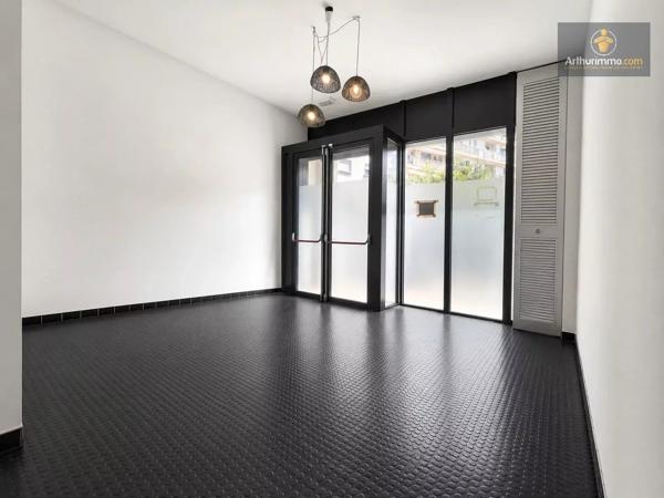 Vente                                                      Local commercial
                        
                     2 pièces                      78 m2                     à Nice