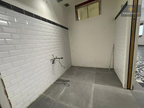 Vente                                                      Local commercial
                        
                     2 pièces                      78 m2                     à Nice