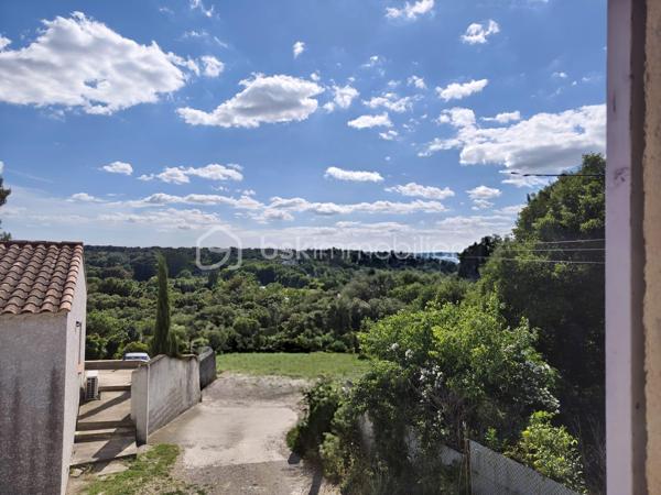 Maison de 124 m² en bon état général, entièrement climatisée et bénéficiant d'une très bonne isolation.
Avec un jardin privatif de 223M².
Elle est située dans un quartier très calme et offre une vue imprenable.

L'agencement se compose ainsi :
Au rez-de-chaussée : La pièce principale de plus de 50M², une buanderie et un  wc.
L'étage se composede 4 grandes chambres, une belle salle de bain avec baignoire et 1 WC (soit un WC par étage).
Classe énergétique : A

Extérieur et stationnement :
Environnement calme avec vue dégagée.
Pas de garage.
Ce bien fait partie d'une maison divisée en deux lots.
