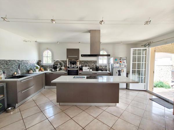 Maison de 124 m² en bon état général, entièrement climatisée et bénéficiant d'une très bonne isolation.
Avec un jardin privatif de 223M².
Elle est située dans un quartier très calme et offre une vue imprenable.

L'agencement se compose ainsi :
Au rez-de-chaussée : La pièce principale de plus de 50M², une buanderie et un  wc.
L'étage se composede 4 grandes chambres, une belle salle de bain avec baignoire et 1 WC (soit un WC par étage).
Classe énergétique : A

Extérieur et stationnement :
Environnement calme avec vue dégagée.
Pas de garage.
Ce bien fait partie d'une maison divisée en deux lots.
