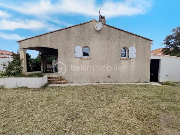 Maison de 124 m² en bon état général, entièrement climatisée et bénéficiant d'une très bonne isolation.
Avec un jardin privatif de 223M².
Elle est située dans un quartier très calme et offre une vue imprenable.

L'agencement se compose ainsi :
Au rez-de-chaussée : La pièce principale de plus de 50M², une buanderie et un  wc.
L'étage se composede 4 grandes chambres, une belle salle de bain avec baignoire et 1 WC (soit un WC par étage).
Classe énergétique : A

Extérieur et stationnement :
Environnement calme avec vue dégagée.
Pas de garage.
Ce bien fait partie d'une maison divisée en deux lots.