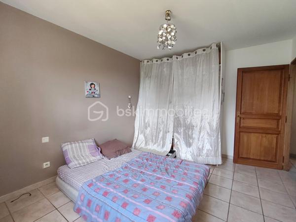 Maison de 124 m² en bon état général, entièrement climatisée et bénéficiant d'une très bonne isolation.
Avec un jardin privatif de 223M².
Elle est située dans un quartier très calme et offre une vue imprenable.

L'agencement se compose ainsi :
Au rez-de-chaussée : La pièce principale de plus de 50M², une buanderie et un  wc.
L'étage se composede 4 grandes chambres, une belle salle de bain avec baignoire et 1 WC (soit un WC par étage).
Classe énergétique : A

Extérieur et stationnement :
Environnement calme avec vue dégagée.
Pas de garage.
Ce bien fait partie d'une maison divisée en deux lots.