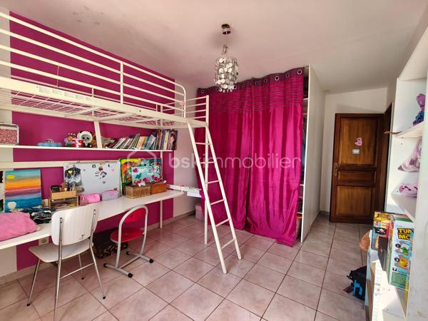 Maison de 124 m² en bon état général, entièrement climatisée et bénéficiant d'une très bonne isolation.
Avec un jardin privatif de 223M².
Elle est située dans un quartier très calme et offre une vue imprenable.

L'agencement se compose ainsi :
Au rez-de-chaussée : La pièce principale de plus de 50M², une buanderie et un  wc.
L'étage se composede 4 grandes chambres, une belle salle de bain avec baignoire et 1 WC (soit un WC par étage).
Classe énergétique : A

Extérieur et stationnement :
Environnement calme avec vue dégagée.
Pas de garage.
Ce bien fait partie d'une maison divisée en deux lots.