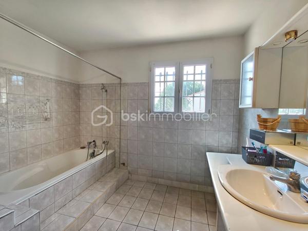 Maison de 124 m² en bon état général, entièrement climatisée et bénéficiant d'une très bonne isolation.
Avec un jardin privatif de 223M².
Elle est située dans un quartier très calme et offre une vue imprenable.

L'agencement se compose ainsi :
Au rez-de-chaussée : La pièce principale de plus de 50M², une buanderie et un  wc.
L'étage se composede 4 grandes chambres, une belle salle de bain avec baignoire et 1 WC (soit un WC par étage).
Classe énergétique : A

Extérieur et stationnement :
Environnement calme avec vue dégagée.
Pas de garage.
Ce bien fait partie d'une maison divisée en deux lots.