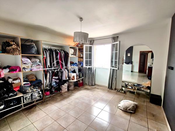 Maison de 124 m² en bon état général, entièrement climatisée et bénéficiant d'une très bonne isolation.
Avec un jardin privatif de 223M².
Elle est située dans un quartier très calme et offre une vue imprenable.

L'agencement se compose ainsi :
Au rez-de-chaussée : La pièce principale de plus de 50M², une buanderie et un  wc.
L'étage se composede 4 grandes chambres, une belle salle de bain avec baignoire et 1 WC (soit un WC par étage).
Classe énergétique : A

Extérieur et stationnement :
Environnement calme avec vue dégagée.
Pas de garage.
Ce bien fait partie d'une maison divisée en deux lots.