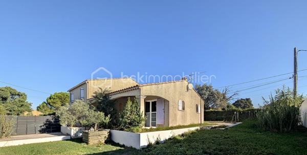 Maison de 124 m² en bon état général, entièrement climatisée et bénéficiant d'une très bonne isolation.
Avec un jardin privatif de 223M².
Elle est située dans un quartier très calme et offre une vue imprenable.

L'agencement se compose ainsi :
Au rez-de-chaussée : La pièce principale de plus de 50M², une buanderie et un  wc.
L'étage se composede 4 grandes chambres, une belle salle de bain avec baignoire et 1 WC (soit un WC par étage).
Classe énergétique : A

Extérieur et stationnement :
Environnement calme avec vue dégagée.
Pas de garage.
Ce bien fait partie d'une maison divisée en deux lots.