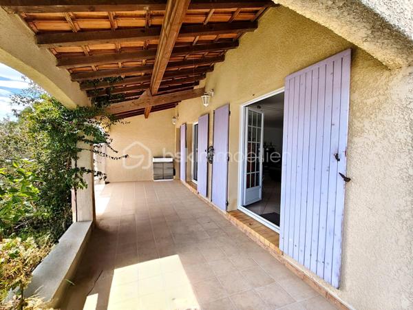 Maison de 124 m² en bon état général, entièrement climatisée et bénéficiant d'une très bonne isolation.
Avec un jardin privatif de 223M².
Elle est située dans un quartier très calme et offre une vue imprenable.

L'agencement se compose ainsi :
Au rez-de-chaussée : La pièce principale de plus de 50M², une buanderie et un  wc.
L'étage se composede 4 grandes chambres, une belle salle de bain avec baignoire et 1 WC (soit un WC par étage).
Classe énergétique : A

Extérieur et stationnement :
Environnement calme avec vue dégagée.
Pas de garage.
Ce bien fait partie d'une maison divisée en deux lots.