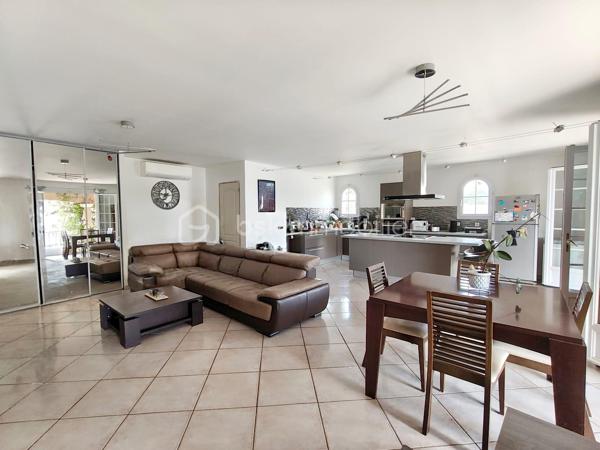 Maison de 124 m² en bon état général, entièrement climatisée et bénéficiant d'une très bonne isolation.
Avec un jardin privatif de 223M².
Elle est située dans un quartier très calme et offre une vue imprenable.

L'agencement se compose ainsi :
Au rez-de-chaussée : La pièce principale de plus de 50M², une buanderie et un  wc.
L'étage se composede 4 grandes chambres, une belle salle de bain avec baignoire et 1 WC (soit un WC par étage).
Classe énergétique : A

Extérieur et stationnement :
Environnement calme avec vue dégagée.
Pas de garage.
Ce bien fait partie d'une maison divisée en deux lots.