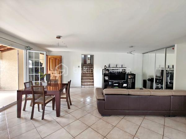 Maison de 124 m² en bon état général, entièrement climatisée et bénéficiant d'une très bonne isolation.
Avec un jardin privatif de 223M².
Elle est située dans un quartier très calme et offre une vue imprenable.

L'agencement se compose ainsi :
Au rez-de-chaussée : La pièce principale de plus de 50M², une buanderie et un  wc.
L'étage se composede 4 grandes chambres, une belle salle de bain avec baignoire et 1 WC (soit un WC par étage).
Classe énergétique : A

Extérieur et stationnement :
Environnement calme avec vue dégagée.
Pas de garage.
Ce bien fait partie d'une maison divisée en deux lots.