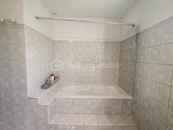 Maison de 124 m² en bon état général, entièrement climatisée et bénéficiant d'une très bonne isolation.
Avec un jardin privatif de 223M².
Elle est située dans un quartier très calme et offre une vue imprenable.

L'agencement se compose ainsi :
Au rez-de-chaussée : La pièce principale de plus de 50M², une buanderie et un  wc.
L'étage se composede 4 grandes chambres, une belle salle de bain avec baignoire et 1 WC (soit un WC par étage).
Classe énergétique : A

Extérieur et stationnement :
Environnement calme avec vue dégagée.
Pas de garage.
Ce bien fait partie d'une maison divisée en deux lots.
