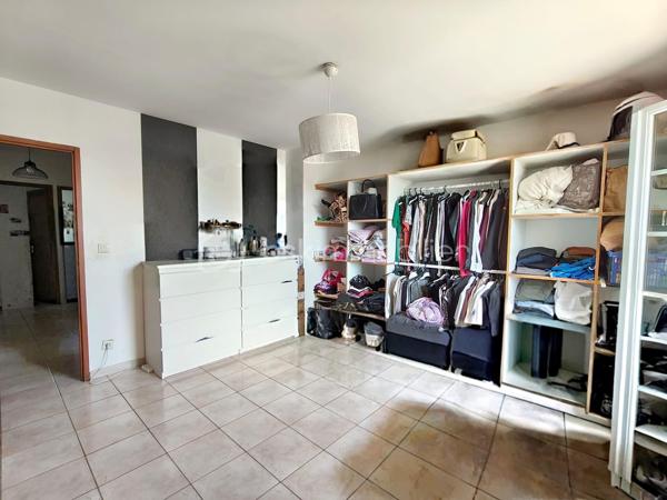 Maison de 124 m² en bon état général, entièrement climatisée et bénéficiant d'une très bonne isolation.
Avec un jardin privatif de 223M².
Elle est située dans un quartier très calme et offre une vue imprenable.

L'agencement se compose ainsi :
Au rez-de-chaussée : La pièce principale de plus de 50M², une buanderie et un  wc.
L'étage se composede 4 grandes chambres, une belle salle de bain avec baignoire et 1 WC (soit un WC par étage).
Classe énergétique : A

Extérieur et stationnement :
Environnement calme avec vue dégagée.
Pas de garage.
Ce bien fait partie d'une maison divisée en deux lots.