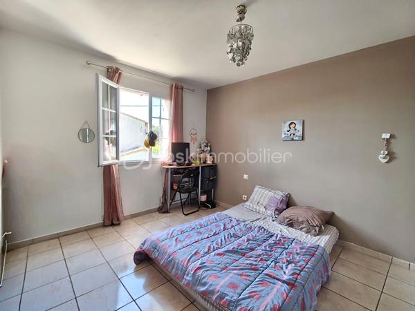 Maison de 124 m² en bon état général, entièrement climatisée et bénéficiant d'une très bonne isolation.
Avec un jardin privatif de 223M².
Elle est située dans un quartier très calme et offre une vue imprenable.

L'agencement se compose ainsi :
Au rez-de-chaussée : La pièce principale de plus de 50M², une buanderie et un  wc.
L'étage se composede 4 grandes chambres, une belle salle de bain avec baignoire et 1 WC (soit un WC par étage).
Classe énergétique : A

Extérieur et stationnement :
Environnement calme avec vue dégagée.
Pas de garage.
Ce bien fait partie d'une maison divisée en deux lots.