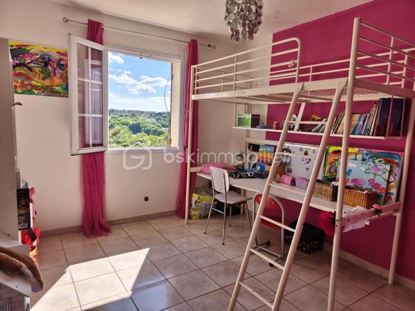 Maison de 124 m² en bon état général, entièrement climatisée et bénéficiant d'une très bonne isolation.
Avec un jardin privatif de 223M².
Elle est située dans un quartier très calme et offre une vue imprenable.

L'agencement se compose ainsi :
Au rez-de-chaussée : La pièce principale de plus de 50M², une buanderie et un  wc.
L'étage se composede 4 grandes chambres, une belle salle de bain avec baignoire et 1 WC (soit un WC par étage).
Classe énergétique : A

Extérieur et stationnement :
Environnement calme avec vue dégagée.
Pas de garage.
Ce bien fait partie d'une maison divisée en deux lots.