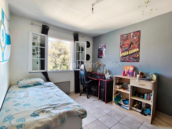 Maison de 124 m² en bon état général, entièrement climatisée et bénéficiant d'une très bonne isolation.
Avec un jardin privatif de 223M².
Elle est située dans un quartier très calme et offre une vue imprenable.

L'agencement se compose ainsi :
Au rez-de-chaussée : La pièce principale de plus de 50M², une buanderie et un  wc.
L'étage se composede 4 grandes chambres, une belle salle de bain avec baignoire et 1 WC (soit un WC par étage).
Classe énergétique : A

Extérieur et stationnement :
Environnement calme avec vue dégagée.
Pas de garage.
Ce bien fait partie d'une maison divisée en deux lots.