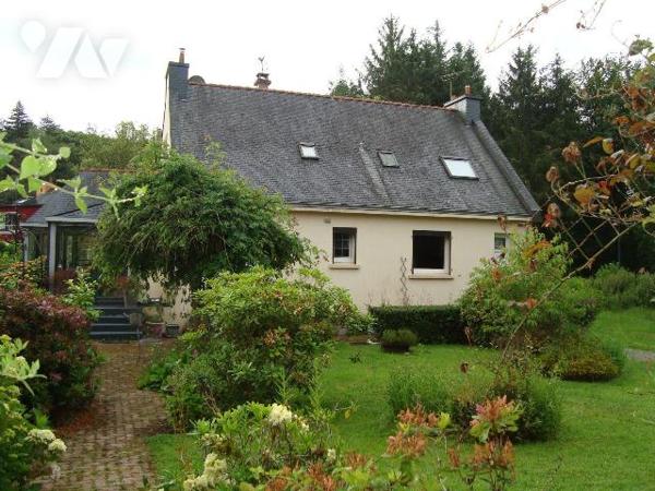 Maison à vendre à LIGNOL (56160), Morbihan (56), située dans le centre bourg, proche des commer...