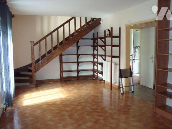 Maison à vendre à LIGNOL (56160), Morbihan (56), située dans le centre bourg, proche des commer...