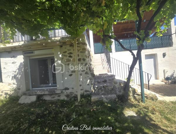 Exclusivité ! 
À seulement 7 minutes de la zone commerciale de Sisteron Nord, laissez-vous séduire par cette jolie maison de caractère, entièrement rénovée, située dans un environnement calme et verdoyant.
Baignée de lumière grâce à sa belle exposition, cette maison de 100 m² offre des espaces confortables et fonctionnels, parfaits pour une famille ou pour ceux qui recherchent la tranquillité de la campagne tout en restant proches des commodités.
🏡 Agencement :
Rez-de-chaussée :
•	3 belles chambres
•	Salle de bains
•	Douche indépendante
•	WC
•	Buanderie
•	Garage attenant
À l'étage :
•	Grand salon lumineux
•	Cuisine
•	Véranda
•	WC
•	Grande terrasse ouverte idéale pour profiter des beaux jours
🌳 Extérieurs :
•	Terrain clôturé
•	Jardin agréable et facile d'entretien
•	Belle exposition ensoleillée
✅ Les + du bien :
•	Maison entièrement rénovée
•	Luminosité exceptionnelle
•	Garage
•	Véranda et grande terrasse
•	Cadre champêtre et paisible
•	À quelques minutes seulement des commerces, écoles et services
Un bien rare alliant le charme de la campagne, le confort moderne et la proximité de Sisteron.
📞 Contactez-moi dès maintenant pour organiser une visite et découvrir tout le potentiel de cette maison pleine de charme.