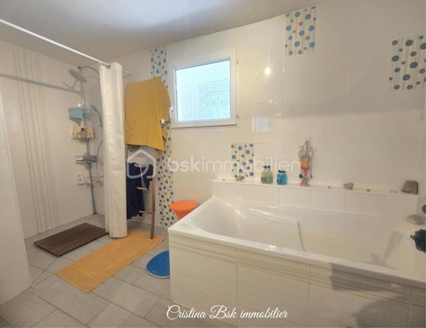 Exclusivité ! 
À seulement 7 minutes de la zone commerciale de Sisteron Nord, laissez-vous séduire par cette jolie maison de caractère, entièrement rénovée, située dans un environnement calme et verdoyant.
Baignée de lumière grâce à sa belle exposition, cette maison de 100 m² offre des espaces confortables et fonctionnels, parfaits pour une famille ou pour ceux qui recherchent la tranquillité de la campagne tout en restant proches des commodités.
🏡 Agencement :
Rez-de-chaussée :
•	3 belles chambres
•	Salle de bains
•	Douche indépendante
•	WC
•	Buanderie
•	Garage attenant
À l'étage :
•	Grand salon lumineux
•	Cuisine
•	Véranda
•	WC
•	Grande terrasse ouverte idéale pour profiter des beaux jours
🌳 Extérieurs :
•	Terrain clôturé
•	Jardin agréable et facile d'entretien
•	Belle exposition ensoleillée
✅ Les + du bien :
•	Maison entièrement rénovée
•	Luminosité exceptionnelle
•	Garage
•	Véranda et grande terrasse
•	Cadre champêtre et paisible
•	À quelques minutes seulement des commerces, écoles et services
Un bien rare alliant le charme de la campagne, le confort moderne et la proximité de Sisteron.
📞 Contactez-moi dès maintenant pour organiser une visite et découvrir tout le potentiel de cette maison pleine de charme.