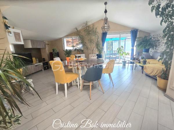 Exclusivité ! 
À seulement 7 minutes de la zone commerciale de Sisteron Nord, laissez-vous séduire par cette jolie maison de caractère, entièrement rénovée, située dans un environnement calme et verdoyant.
Baignée de lumière grâce à sa belle exposition, cette maison de 100 m² offre des espaces confortables et fonctionnels, parfaits pour une famille ou pour ceux qui recherchent la tranquillité de la campagne tout en restant proches des commodités.
🏡 Agencement :
Rez-de-chaussée :
•	3 belles chambres
•	Salle de bains
•	Douche indépendante
•	WC
•	Buanderie
•	Garage attenant
À l'étage :
•	Grand salon lumineux
•	Cuisine
•	Véranda
•	WC
•	Grande terrasse ouverte idéale pour profiter des beaux jours
🌳 Extérieurs :
•	Terrain clôturé
•	Jardin agréable et facile d'entretien
•	Belle exposition ensoleillée
✅ Les + du bien :
•	Maison entièrement rénovée
•	Luminosité exceptionnelle
•	Garage
•	Véranda et grande terrasse
•	Cadre champêtre et paisible
•	À quelques minutes seulement des commerces, écoles et services
Un bien rare alliant le charme de la campagne, le confort moderne et la proximité de Sisteron.
📞 Contactez-moi dès maintenant pour organiser une visite et découvrir tout le potentiel de cette maison pleine de charme.