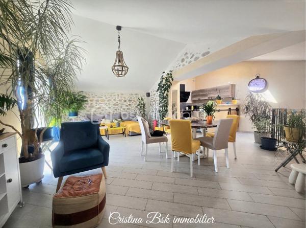 Exclusivité ! 
À seulement 7 minutes de la zone commerciale de Sisteron Nord, laissez-vous séduire par cette jolie maison de caractère, entièrement rénovée, située dans un environnement calme et verdoyant.
Baignée de lumière grâce à sa belle exposition, cette maison de 100 m² offre des espaces confortables et fonctionnels, parfaits pour une famille ou pour ceux qui recherchent la tranquillité de la campagne tout en restant proches des commodités.
🏡 Agencement :
Rez-de-chaussée :
•	3 belles chambres
•	Salle de bains
•	Douche indépendante
•	WC
•	Buanderie
•	Garage attenant
À l'étage :
•	Grand salon lumineux
•	Cuisine
•	Véranda
•	WC
•	Grande terrasse ouverte idéale pour profiter des beaux jours
🌳 Extérieurs :
•	Terrain clôturé
•	Jardin agréable et facile d'entretien
•	Belle exposition ensoleillée
✅ Les + du bien :
•	Maison entièrement rénovée
•	Luminosité exceptionnelle
•	Garage
•	Véranda et grande terrasse
•	Cadre champêtre et paisible
•	À quelques minutes seulement des commerces, écoles et services
Un bien rare alliant le charme de la campagne, le confort moderne et la proximité de Sisteron.
📞 Contactez-moi dès maintenant pour organiser une visite et découvrir tout le potentiel de cette maison pleine de charme.