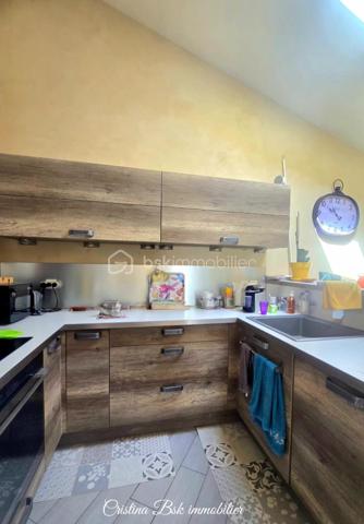 Exclusivité ! 
À seulement 7 minutes de la zone commerciale de Sisteron Nord, laissez-vous séduire par cette jolie maison de caractère, entièrement rénovée, située dans un environnement calme et verdoyant.
Baignée de lumière grâce à sa belle exposition, cette maison de 100 m² offre des espaces confortables et fonctionnels, parfaits pour une famille ou pour ceux qui recherchent la tranquillité de la campagne tout en restant proches des commodités.
🏡 Agencement :
Rez-de-chaussée :
•	3 belles chambres
•	Salle de bains
•	Douche indépendante
•	WC
•	Buanderie
•	Garage attenant
À l'étage :
•	Grand salon lumineux
•	Cuisine
•	Véranda
•	WC
•	Grande terrasse ouverte idéale pour profiter des beaux jours
🌳 Extérieurs :
•	Terrain clôturé
•	Jardin agréable et facile d'entretien
•	Belle exposition ensoleillée
✅ Les + du bien :
•	Maison entièrement rénovée
•	Luminosité exceptionnelle
•	Garage
•	Véranda et grande terrasse
•	Cadre champêtre et paisible
•	À quelques minutes seulement des commerces, écoles et services
Un bien rare alliant le charme de la campagne, le confort moderne et la proximité de Sisteron.
📞 Contactez-moi dès maintenant pour organiser une visite et découvrir tout le potentiel de cette maison pleine de charme.