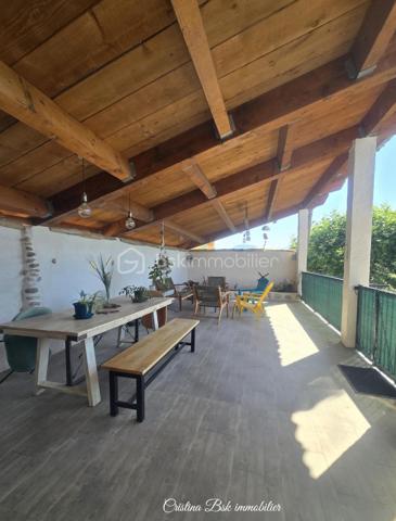 Exclusivité ! 
À seulement 7 minutes de la zone commerciale de Sisteron Nord, laissez-vous séduire par cette jolie maison de caractère, entièrement rénovée, située dans un environnement calme et verdoyant.
Baignée de lumière grâce à sa belle exposition, cette maison de 100 m² offre des espaces confortables et fonctionnels, parfaits pour une famille ou pour ceux qui recherchent la tranquillité de la campagne tout en restant proches des commodités.
🏡 Agencement :
Rez-de-chaussée :
•	3 belles chambres
•	Salle de bains
•	Douche indépendante
•	WC
•	Buanderie
•	Garage attenant
À l'étage :
•	Grand salon lumineux
•	Cuisine
•	Véranda
•	WC
•	Grande terrasse ouverte idéale pour profiter des beaux jours
🌳 Extérieurs :
•	Terrain clôturé
•	Jardin agréable et facile d'entretien
•	Belle exposition ensoleillée
✅ Les + du bien :
•	Maison entièrement rénovée
•	Luminosité exceptionnelle
•	Garage
•	Véranda et grande terrasse
•	Cadre champêtre et paisible
•	À quelques minutes seulement des commerces, écoles et services
Un bien rare alliant le charme de la campagne, le confort moderne et la proximité de Sisteron.
📞 Contactez-moi dès maintenant pour organiser une visite et découvrir tout le potentiel de cette maison pleine de charme.