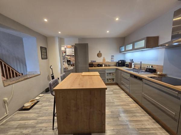 Maison de village avec jardin, terrasse, garage et fort potentiel – Idéale grande famille ou investissement