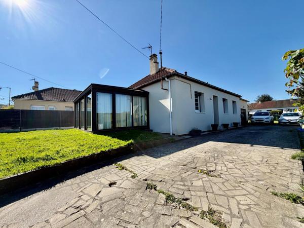 Plain pied avec véranda, 3 chambres, grand garage.