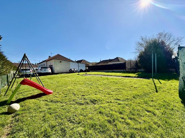 Plain pied avec véranda, 3 chambres, grand garage.