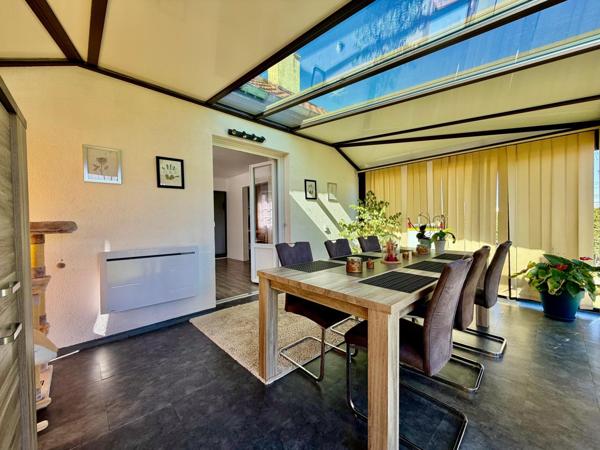 Plain pied avec véranda, 3 chambres, grand garage.