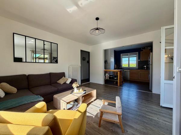 Plain pied avec véranda, 3 chambres, grand garage.