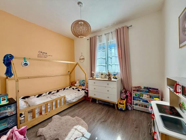 Plain pied avec véranda, 3 chambres, grand garage.